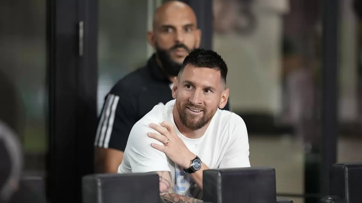 File : Lionel Messi with his bodyguard, Yassine Cheuko.  