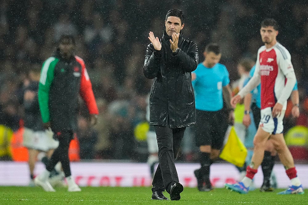 | Photo: AP/Kirsty Wigglesworth : EFL Cup, Arsenal vs Bolton Wanderers: Arsenals manager Mikel Arteta gestures after the match