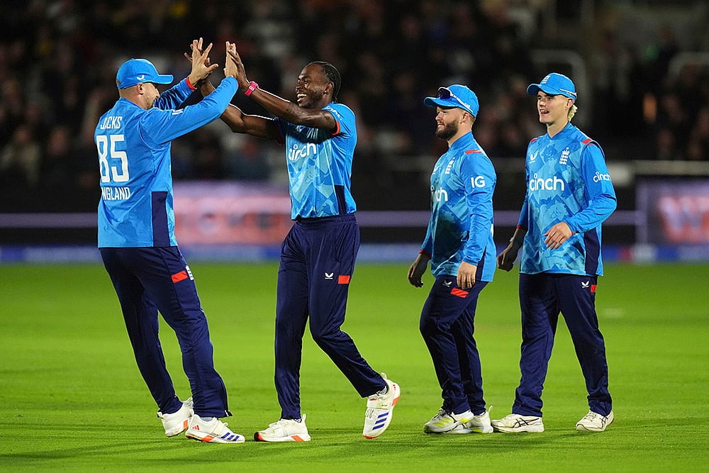 | Photo: John Walton/PA via AP : England vs Australia, 4th ODI: Englands Jofra Archer, second left, celebrates the wicket of Australias Glenn Maxwell 