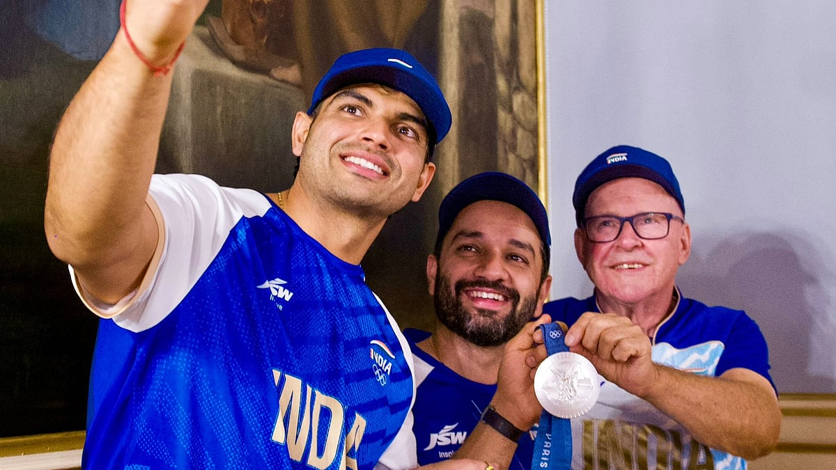 X/@Neeraj_chopra1 : Neeraj Chopra with his physio (C) and coach Klauss Bartonietz (R)