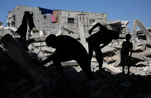 Reuters : United Nations and local officials begin efforts to clear the wreckage