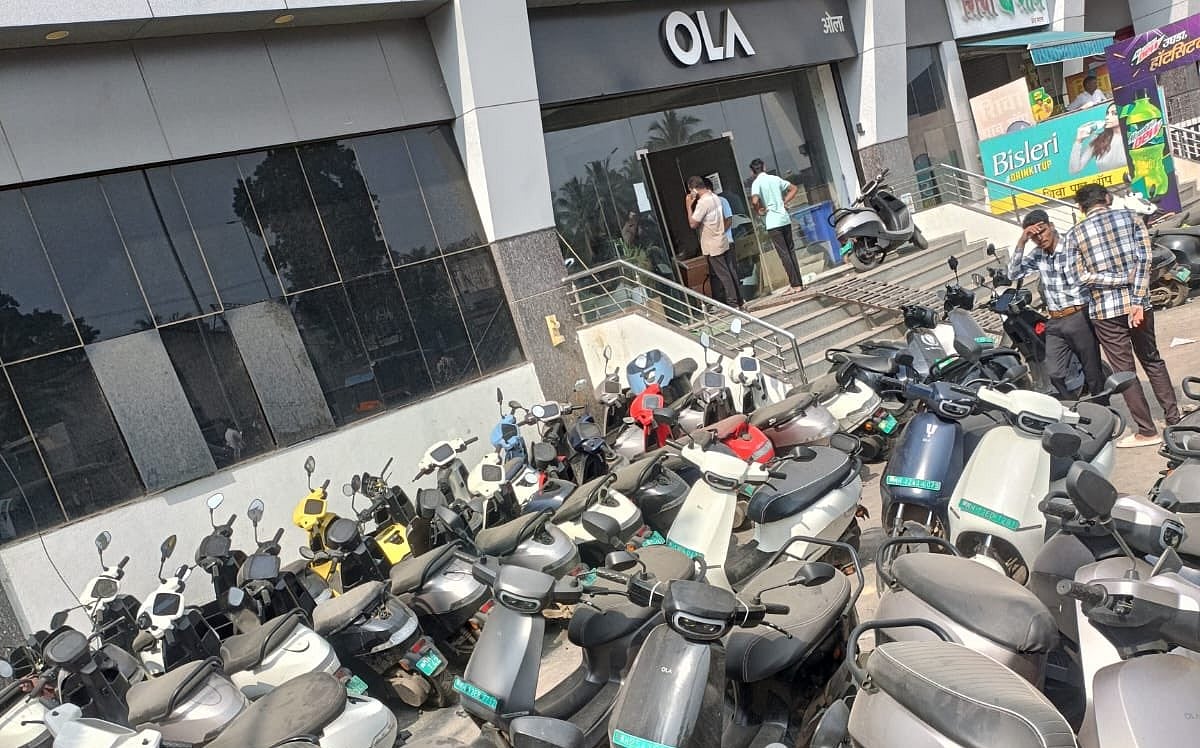 X/@kunalkamra88 : Olas gigafactory with several electric scooters parked for servicing.