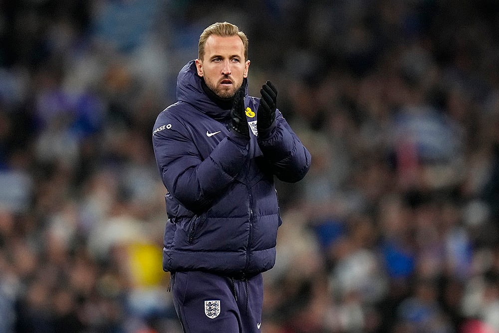 | Photo: AP/Kirsty Wigglesworth : Nations League Soccer: Englands Harry Kane applauds to fans after the Group F soccer match 