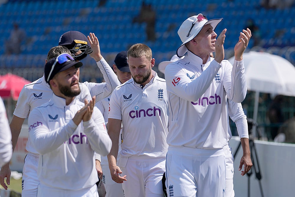 | Photo: AP/Anjum Naveed : Pakistan vs England 1st Test: Englands Zak Crawley, right, and teammates acknowledge crowd