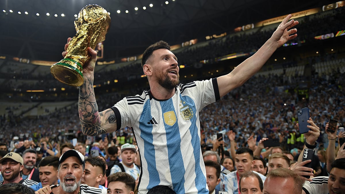 AP : Lionel Messi hoists the World Cup trophy aloft