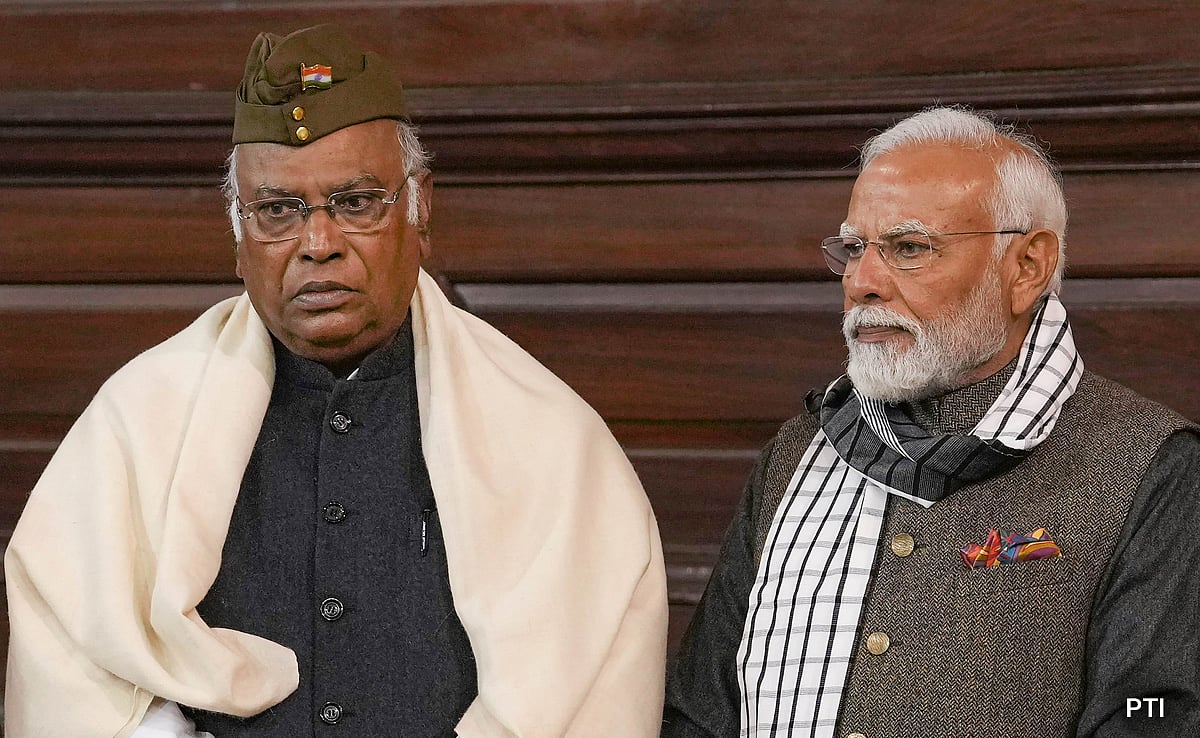 PTI : Congress chief Mallikarjun Kharge(left) with PM Narendra Modi(right) |