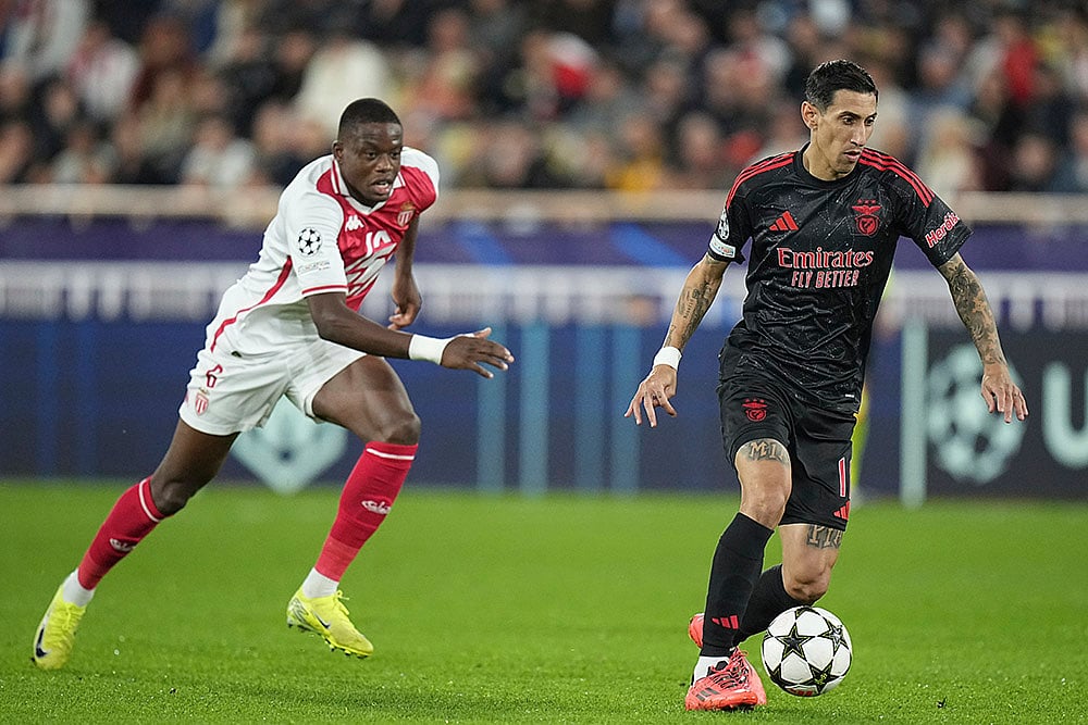 | Photo: AP/Laurent Cipriani : Champions League 2024-25: Benfica's Angel Di Maria, right, controls a ball chased by Monaco's Denis Zakaria