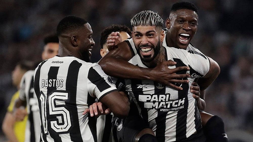 | Photo: AP/Bruna Prado : Alexander Barboza of Brazil's Botafogo, right, celebrates with teammates after scoring his side's goal.