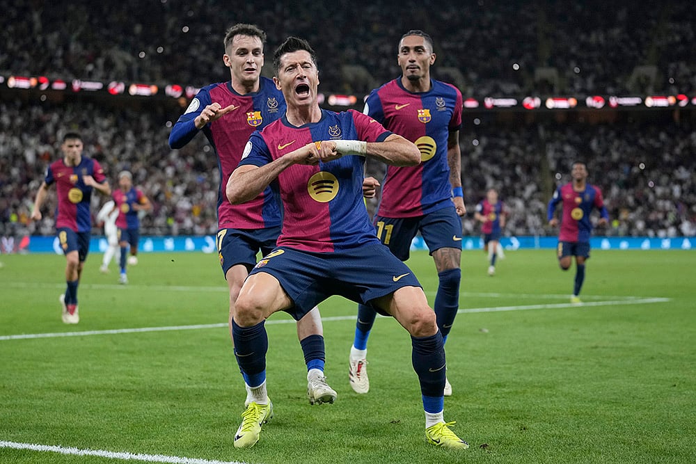 | Photo: AP/Altaf Qadri : Barcelona's Robert Lewandowski celebrates after scoring his side's second goal