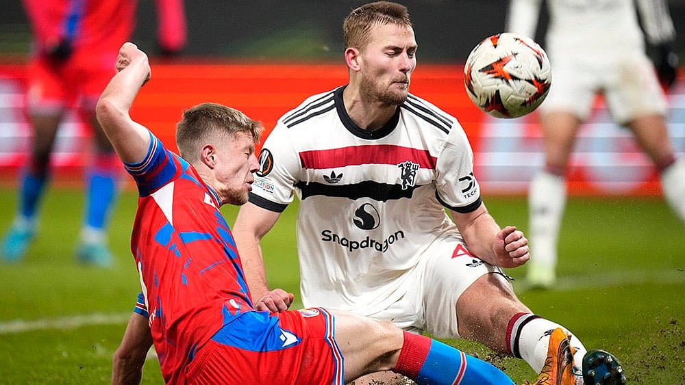 | Photo: AP/Petr David Josek : UEFA Europa League: Plzen's Lukas Cerv, left, challenges for the ball with Man United's Matthijs de Ligt