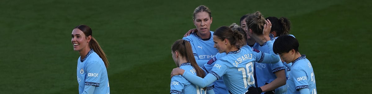 Manchester City celebrate Vivianne Miedema's goal against Aston Villa