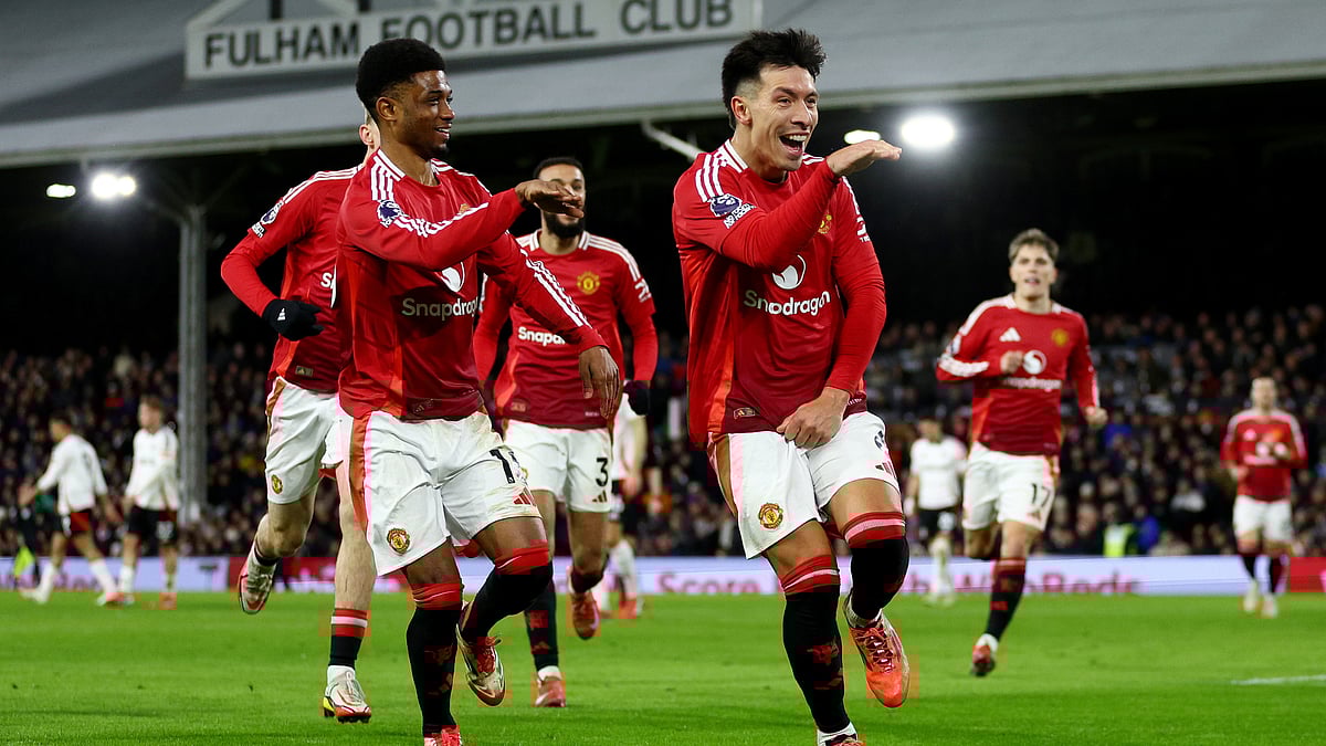 Lisandro Martinez celebrates for Manchester United