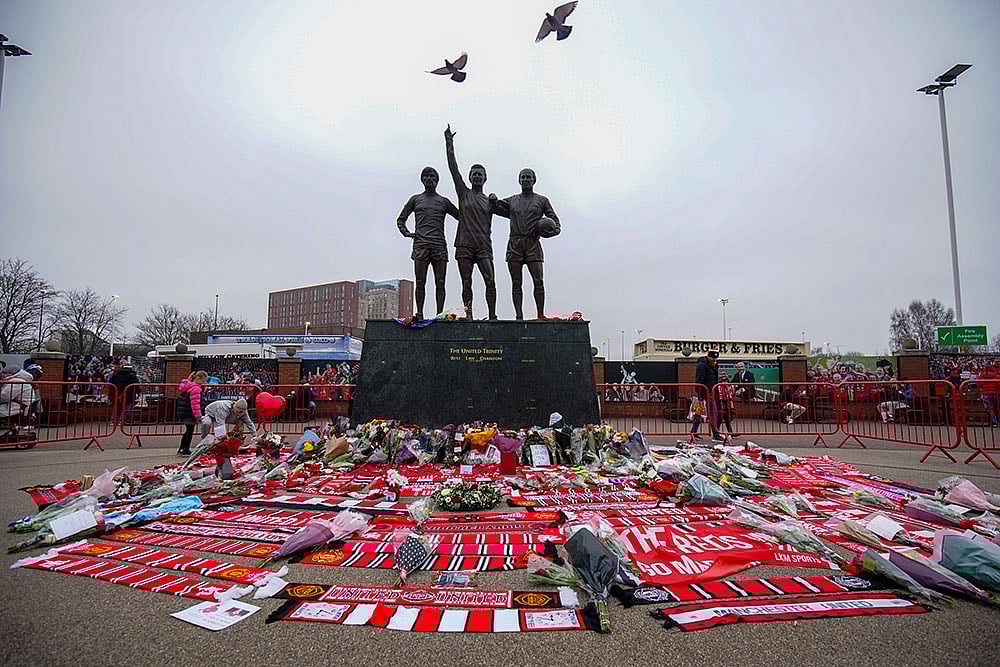 | Photo: AP/Dave Thompson : Tribute to Denis Law