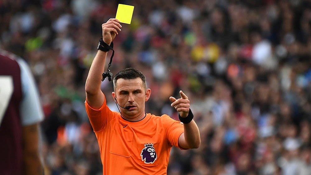| Photo: AP/Rui Vieira : Premier League 2024-25: Referee Michael Oliver sent off Arsenal's Miles Lewis-Skelly in the match.