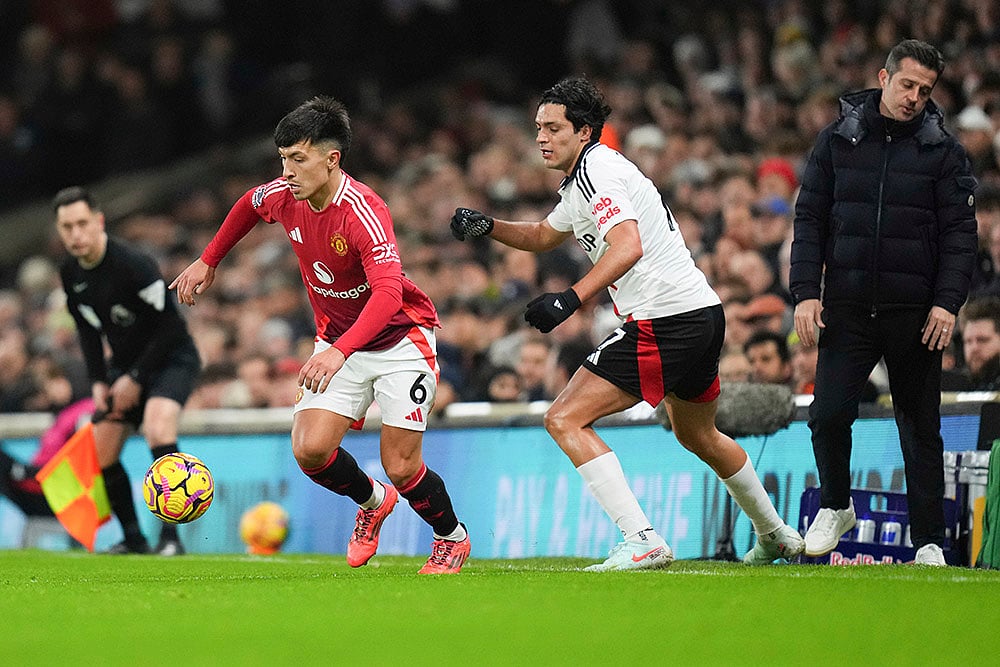 | Photo: AP/Kirsty Wigglesworth : EPL 2024-25: Lisandro Martinez goes for the ball past Fulham's Raul Jimenez