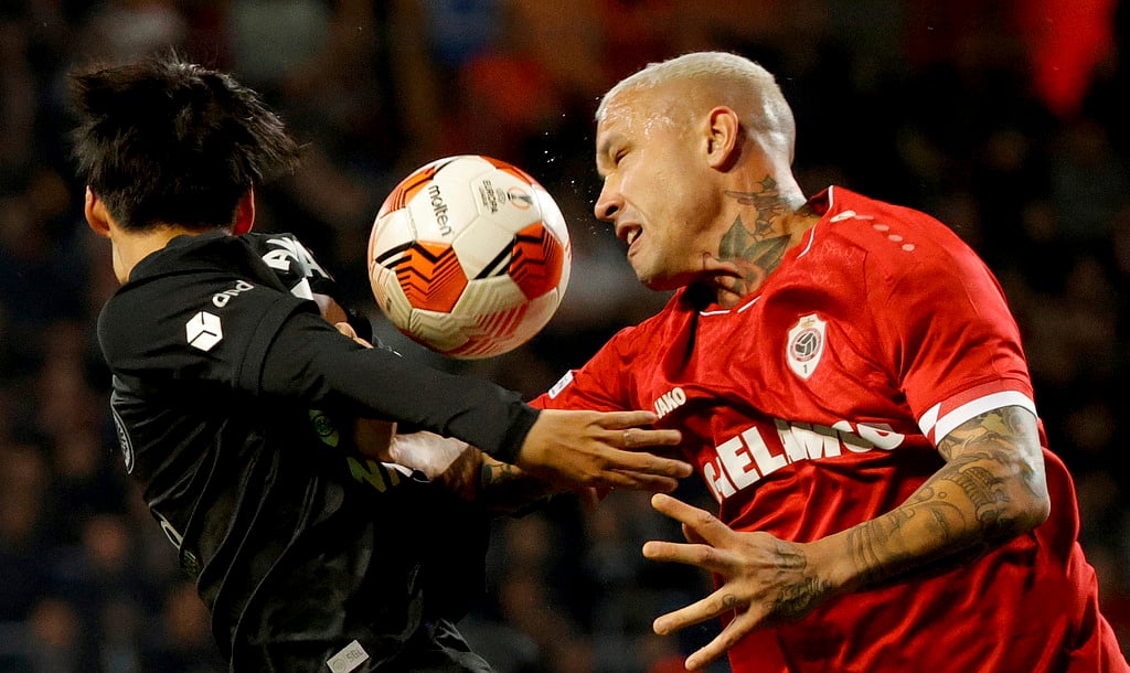 AP/File Pic : Frankfurt's Daichi Kamada, left, goes up against Royal Antwerp's Radja Nainggolan during the Europa League group D soccer match between Royal Antwerp and Frankfurt at the Bosuil Stadium.