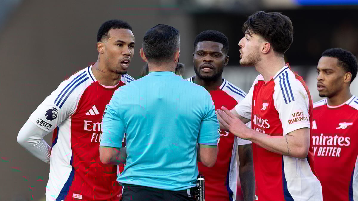 Arsenal's players surround Michael Oliver after Myles Lewis-Skelly's red card