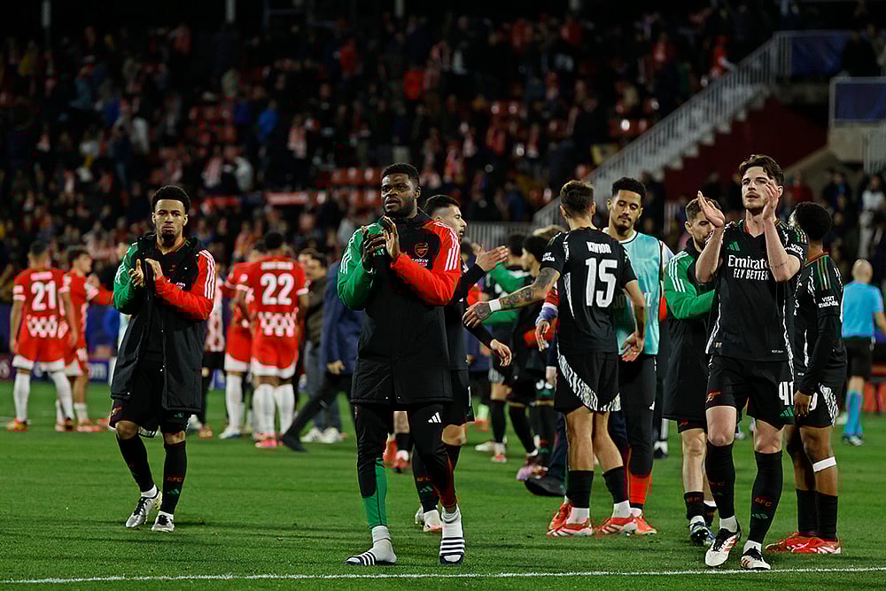 | Photo: AP/Joan Monfort : Champions League 2024-25: Arsenal players applaud the fans at the end of the match