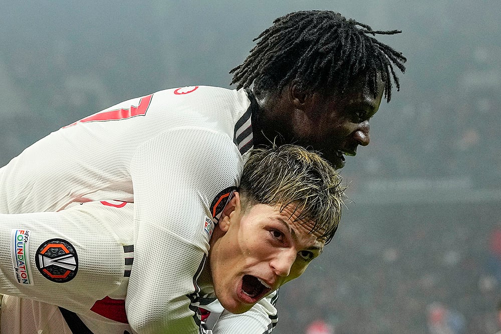 | Photo: AP/Andreea Alexandru : Europa League 2024-25: Man United's Kobbie Mainoo celebrates with Alejandro Garnacho after scoring his side's second goal