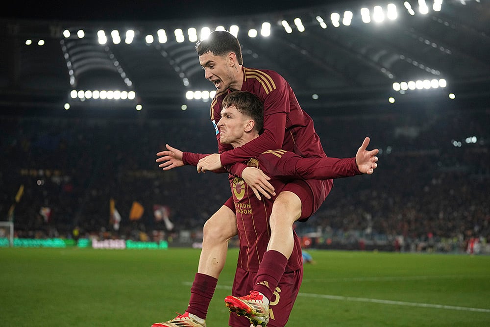 | Photo: AP/Andrew Medichini : Serie A 2024-25: Roma's Leandro Paredes, bottom, and Matias Soule celebrate a goal