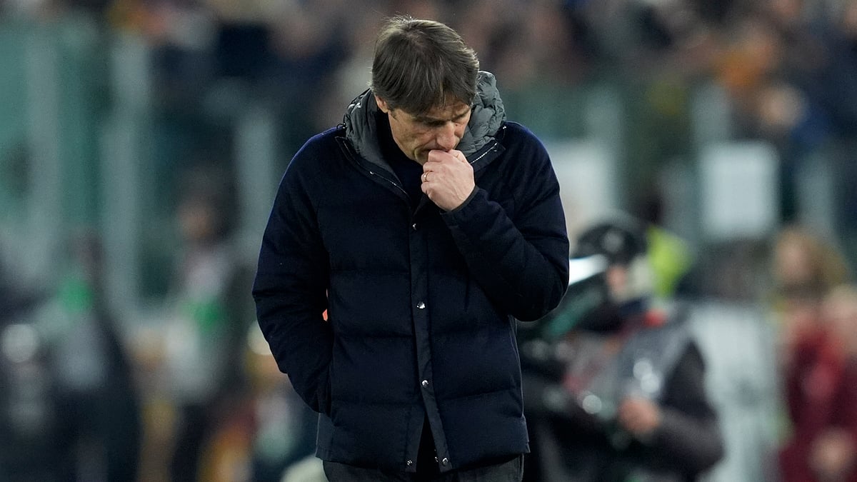 Antonio Conte looks dejected after Sunday's game