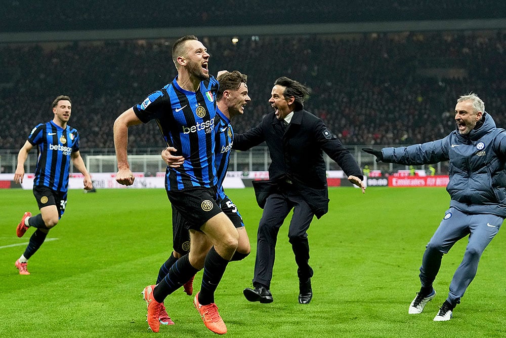 | Photo: AP/Antonio Calanni : Serie A 2024-25: Inter Milan's Stefan de Vrij celebrates with teammate Nicola Zalewskic and head coach Simone Inzaghi