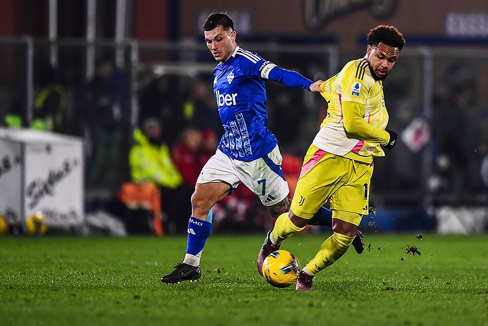 | Photo: Alberto Gandolfo/LaPresse via AP : Serie A: Como's Gabriel Strefezza battles for the ball with Juventus' Weston McKennie 