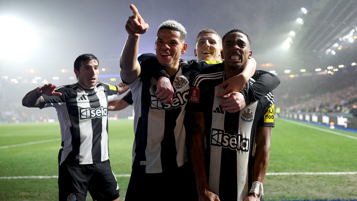 Newcastle United celebrate Joe Willock's second goal