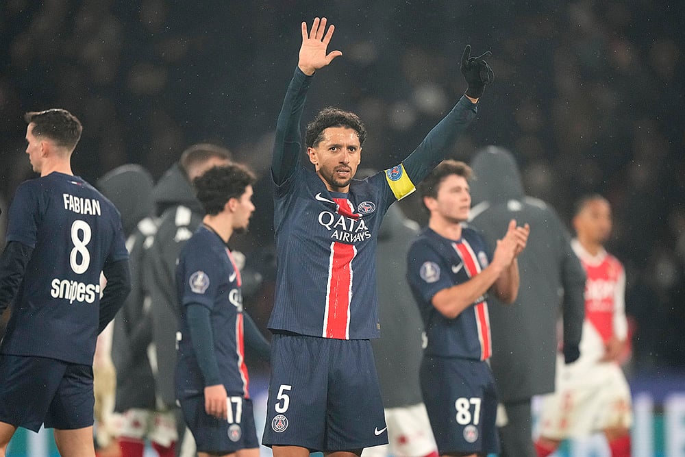 | Photo: AP/Michel Euler : Ligue 1: PSG's Marquinhos greets fans 
