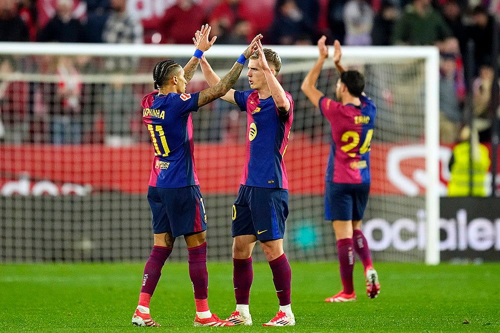 | Photo: AP/Jose Breton : La Liga 2024-25: Barcelona's Raphinha, left, and Dani Olmo celebrate