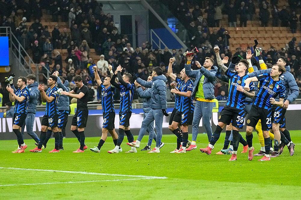 | Photo: AP/Luca Bruno : Serie A: Inter Milan players react to fans after the match