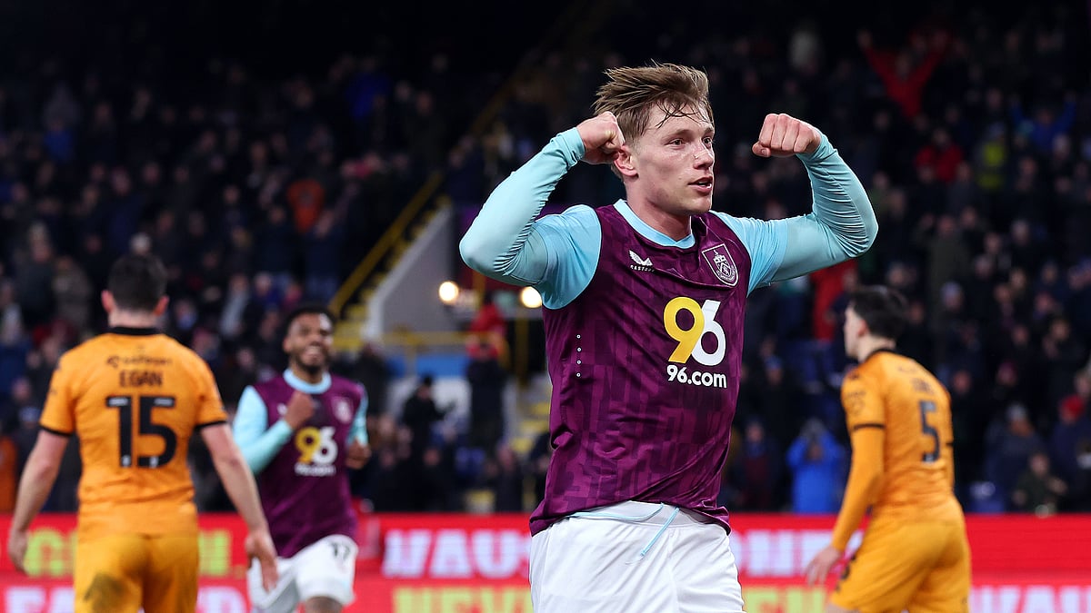 Zian Flemming celebrates as Burnley ease past Hull City