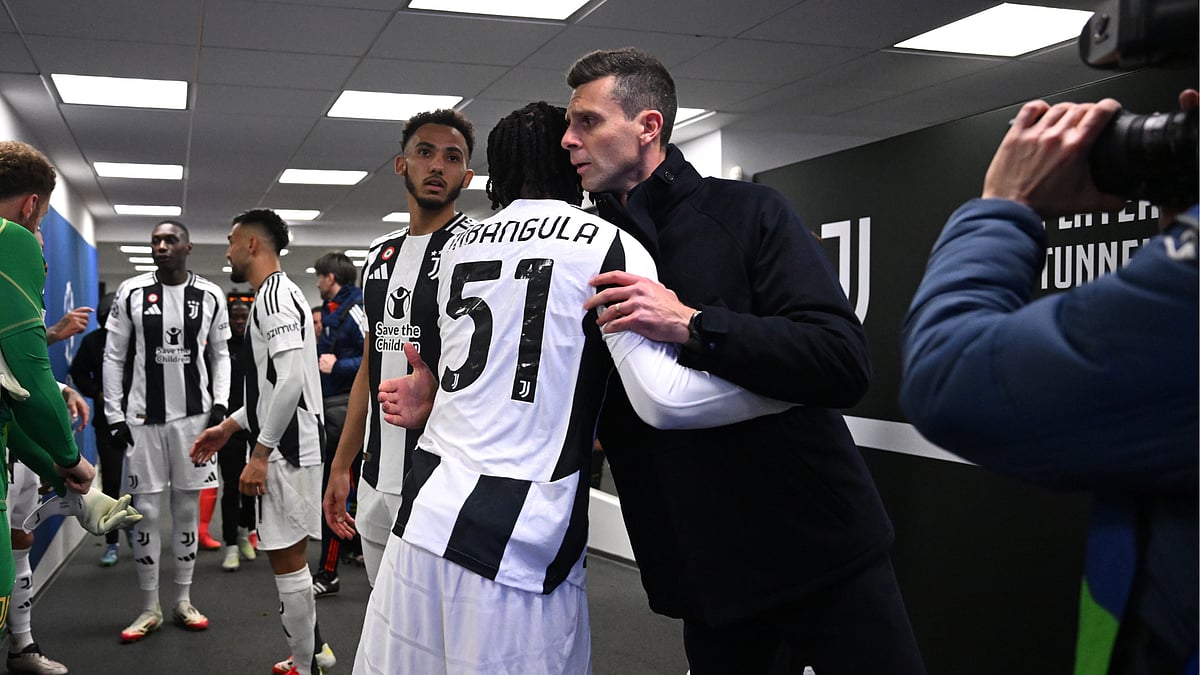 Thiago Motta embraces with Juventus match-winner Samuel Mbangula
