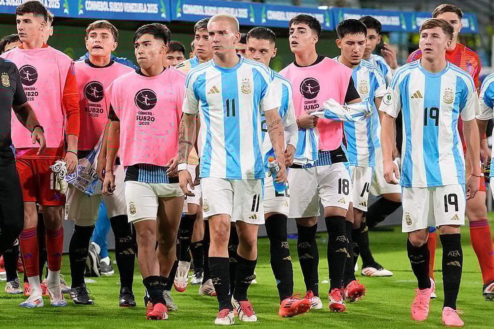 | Photo: AP/Matias Delacroix : U-20 South American Championship: Substitutes of Argentina walk off the field at the end of the match