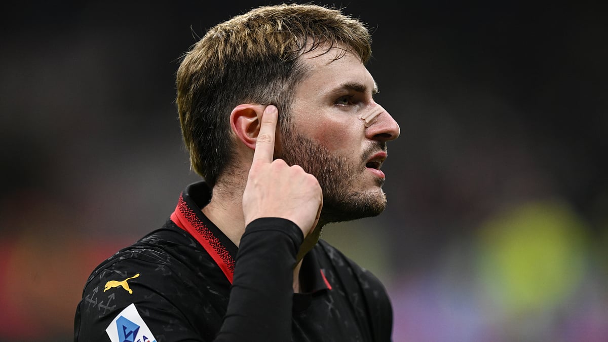 Santiago Gimenez celebrates his goal