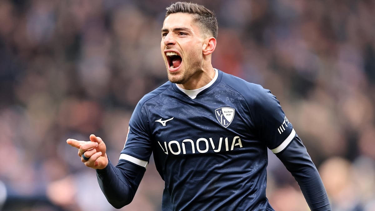 Giorgos Masouras of Bochum celebrates scoring