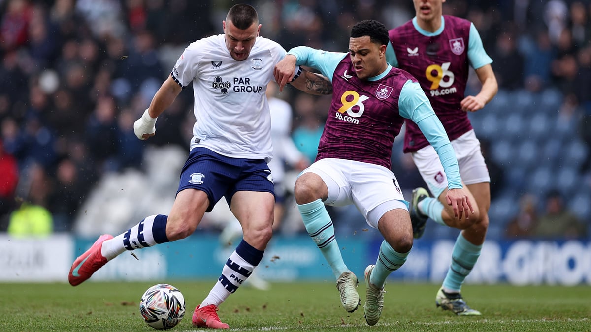Milutin Osmajic of Preston shoots under pressure from CJ Egan-Riley of Burnley