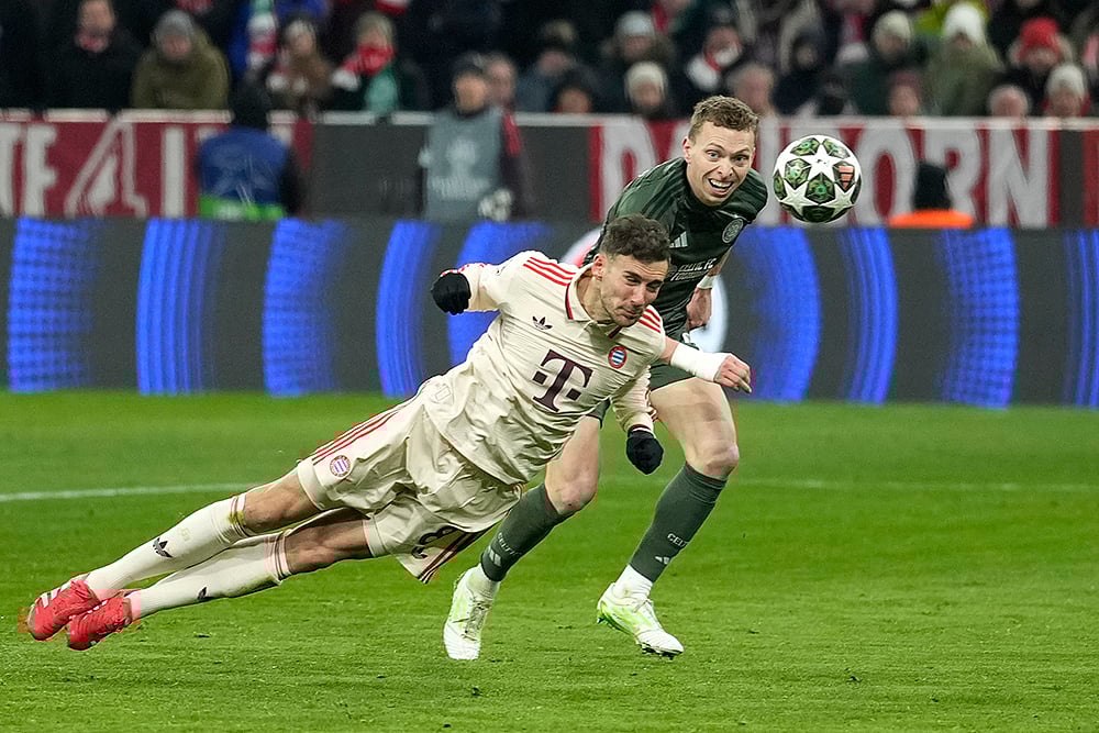 | Photo: AP/Matthias Schrader : Champions League Soccer playoff second leg: Bayern's Leon Goretzka, left, challenges for the ball with Celtic's Alistair Johnston