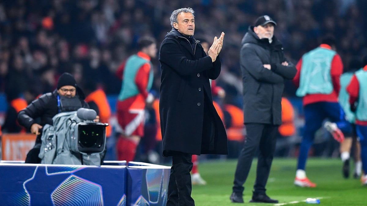 Luis Enrique applauds his players against Brest