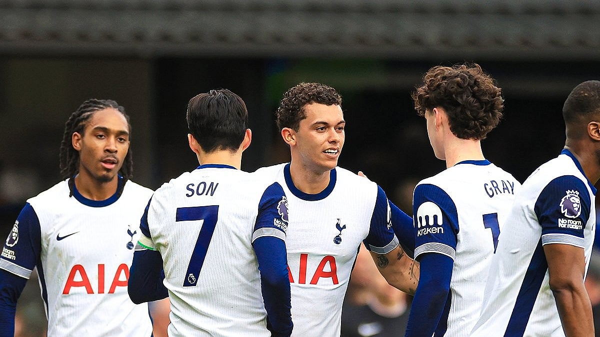 Photo: X | Live Score : Brennan Johnson celebrating goal with his teammates.