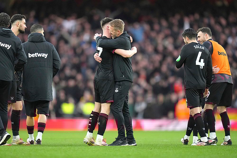 | Photo: AP/Kirsty Wigglesworth : EPL Arsenal vs West Ham: West Ham's head coach Graham Potter celebrates with West Ham's Oliver Scarles 