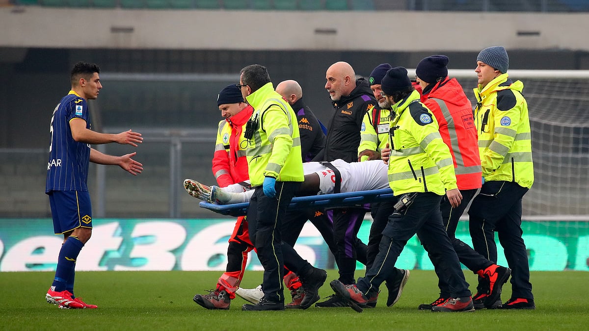 Paola Garbuio/LaPresse : Fiorentina's Moise Kean is stretchered from the pitch during the Serie A soccer match between Hellas Verona and Fiorentina