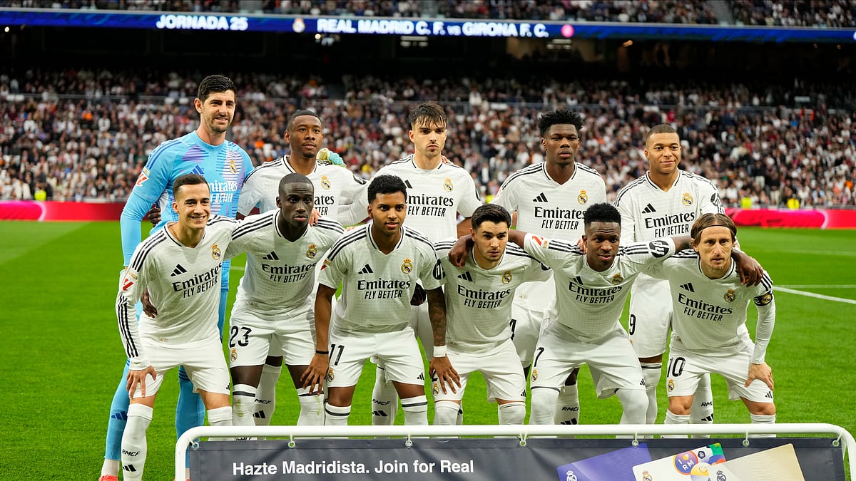 AP Photo/Manu Fernandez : Real Madrid's team players pose for a picture before the Spanish La Liga soccer match between Real Madrid and Girona at the Santiago Bernabeu stadium in Madrid.