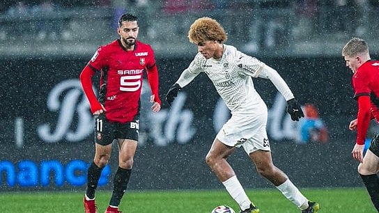 X/StadeDeReims : Reims player in action during their Ligue 1 match.