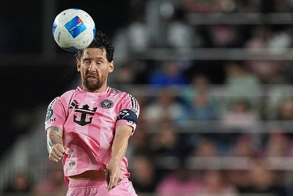 | Photo: AP/Rebecca Blackwell : Inter Miami forward Lionel Messi heads the ball