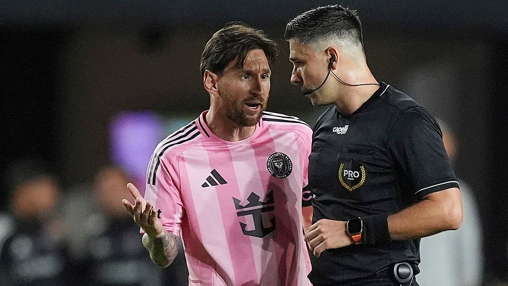 | Photo: AP/Rebecca Blackwell : Inter Miami Vs New York City: Inter Miami forward Lionel Messi talks with the referee 