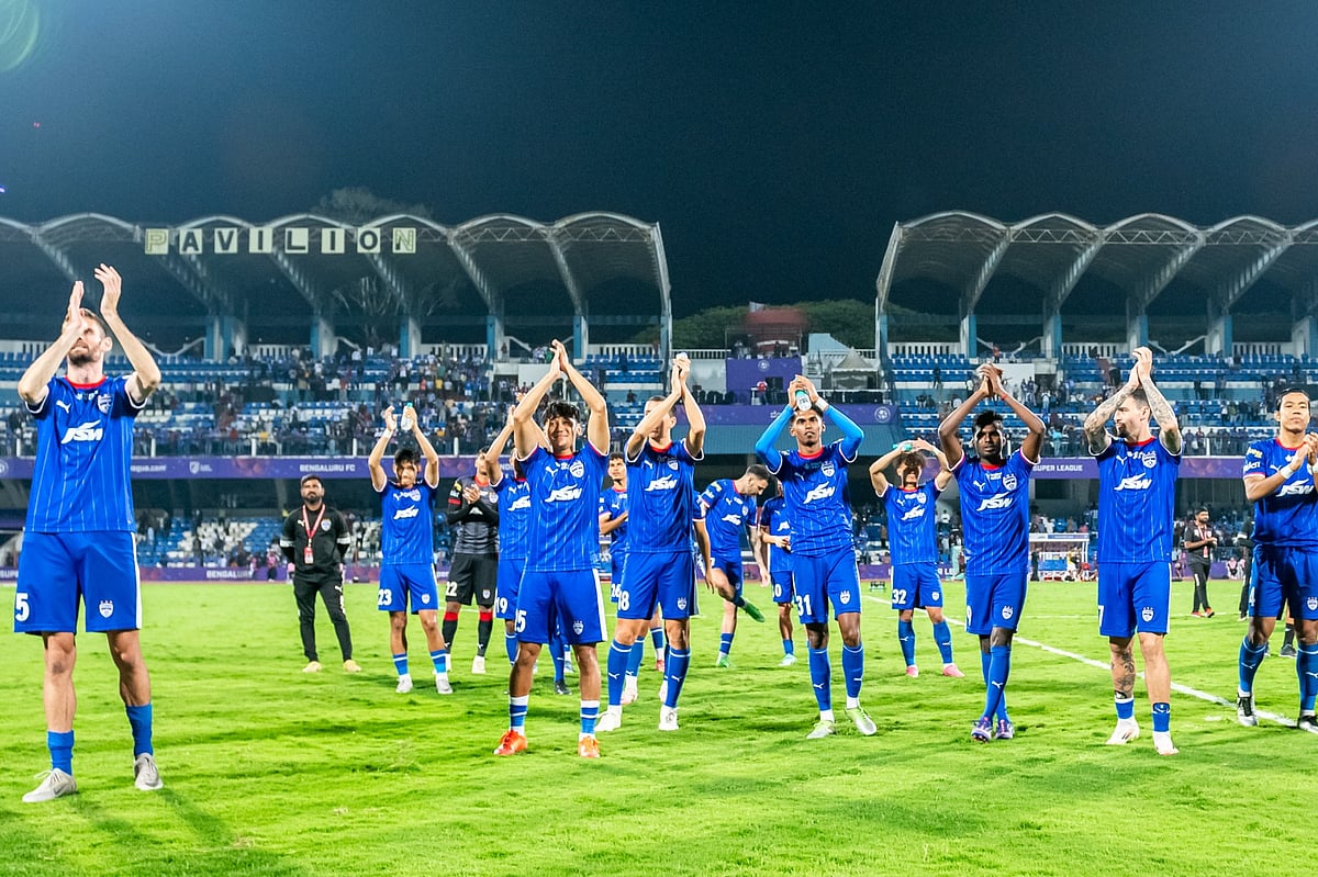 | Photo: FDSL/ISL : ISL 2024-25 BFC vs CFC: Bengaluru FC players applaud their fans