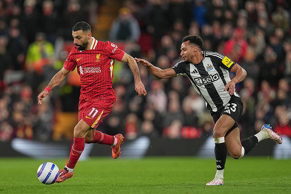 | Photo: AP/Jon Super : EPL 2024-25: Newcastle's Jacob Murphy challenges Liverpool's Mohamed Salah 