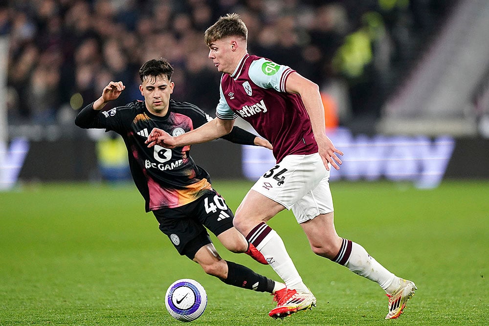 | Photo: Zac Goodwin/PA via AP : EPL 2024-25, West Ham vs Leicester: West Ham United's Evan Ferguson, right, and Leicester City's Facundo Buonanotte in action