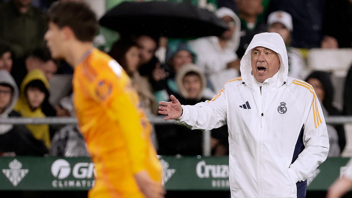 Carlo Ancelotti looks on during Real Madrid's defeat to Real Betis